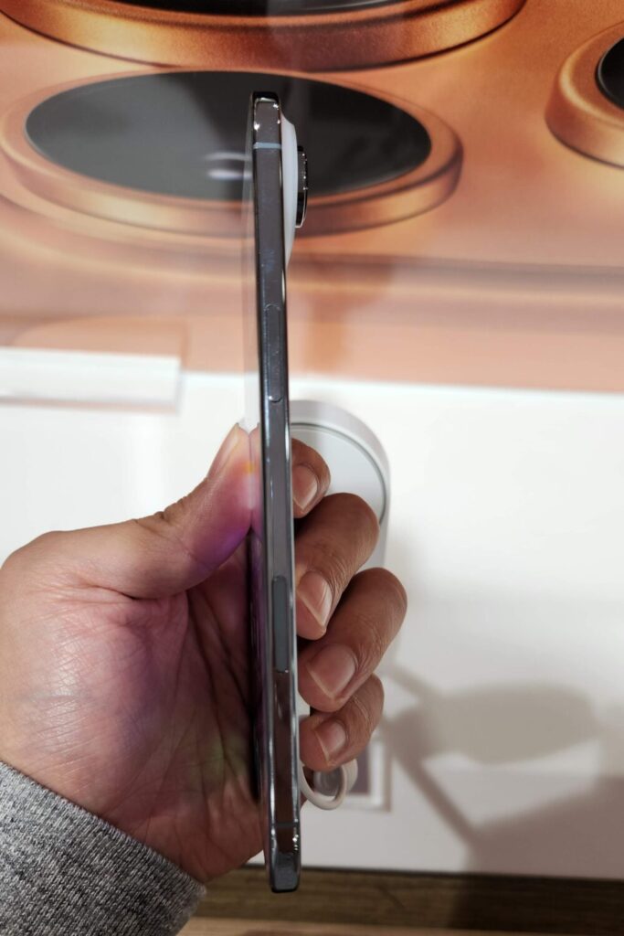 実機：iPhone17 Air 横デザイン
