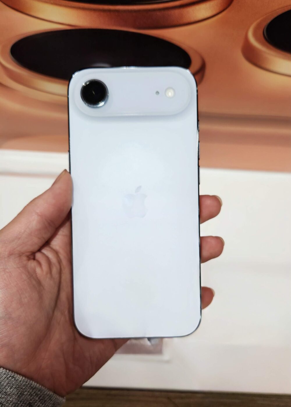 実機：iPhone17 Air 前面デザイン
スカイブルー